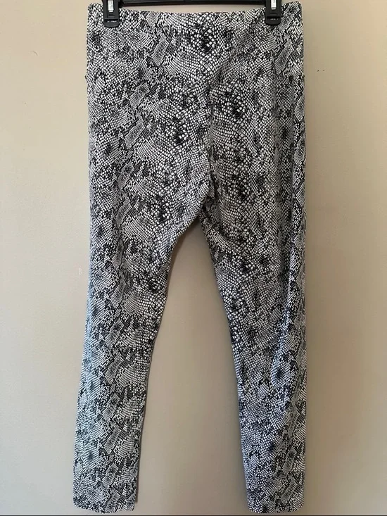 High-Rise Black & White Snake Print Leggings - Picture 3 of 4